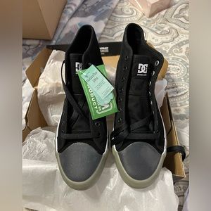 DC Shoe Co. MANUAL HI RT SKATE SHOE. Black Size 10